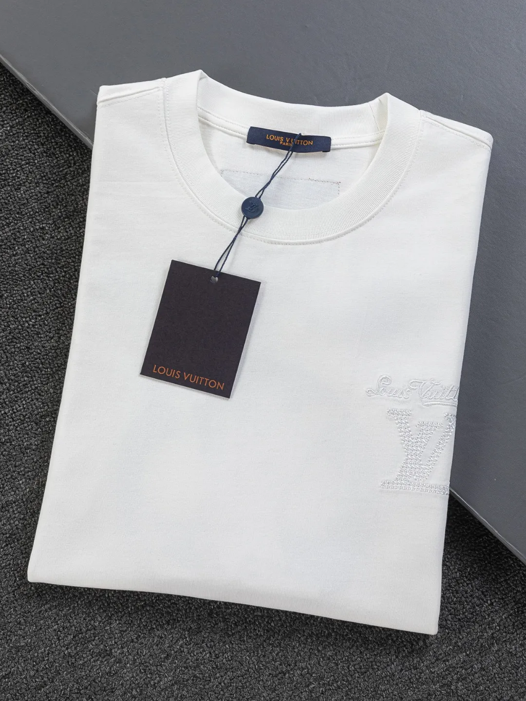 🅿️200 Louis Vuitton 1V LV lv slightly wide version S-XL LV 26ss new products are available at the counter simultaneously. Multiple craftsmanship. Classic simple letters on the chest🪡 embroidery. Simple letters on the back are hollowed out🪡 embroidery. Round neck short-sleeved T-shirt, same style for men and women! Consigned to one-to-one creation. Synchronized with the official website, pure cotton fabrics at the counter! It is close to the skin and comfortable, durable and easy to wear. It has a classic and simple logo design and meticulous original craftsmanship. Short-sleeves, a must-have item for men, do not appear to be the same for the general public, but must be unique and eye-catching. This LV short-sleeve is all about quality, comfort, the same shape and fashion as always, including fabrics and cutting techniques. All of them have been made with great effort! 320 grams of washed pure cotton fabric, pure cotton is breathable, very refreshing and comfortable for daily wear. The rib knitting on the neckline is smooth and tight, and the neckline will not be skewed if you toss it at will. The loose version, you will find that it looks really good on the upper body. The overall is minimalist and neat, super versatile for daily use! Pair it casually with a pair of pants for a youthful look. A T-shirt will make your outfit crazy. It is a fashionable item that can never go wrong! Color: Black White Size: S-XL Size chart: S: Shoulder width 50-Bust 56-Length 70 M: Shoulder width 52-Bust 57-Length 72 L: Shoulder width 54-Bust 59-Length 74 XL: Shoulder width 56-Bust 62-Length 76